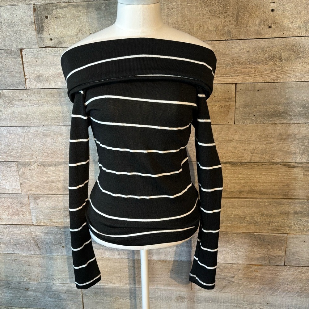 🛍️3/$30 Zara women’s black & white striped off the shoulder shirt in size small